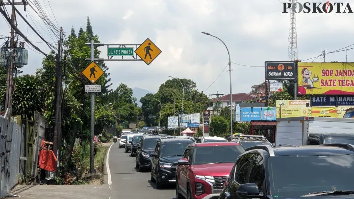 Kondisi jalur wisata Puncak Bogor di wilayah Kecamatan Cisarua, Kabupaten Bogor, Senin, 16 September 2024. (Poskota/Panca Aji)