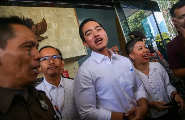 Kaesang Pangarep saat ditemui awak media di gedung lama KPK, Kuningan, Jakarta. (Poskota/Ahmad Tri)