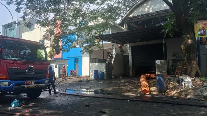 Lokasi kebakaran pabrik oli dan ban di Taman Tekno, Tangerang Selatan, Selasa, 17 September 2024. (Poskota/Veronica)