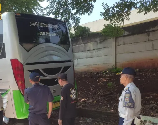 Petugas Dishub Kabupaten Serang saat melakukan razia kendaraan angkutan umum. (dok. Dishub Kabupaten Serang)