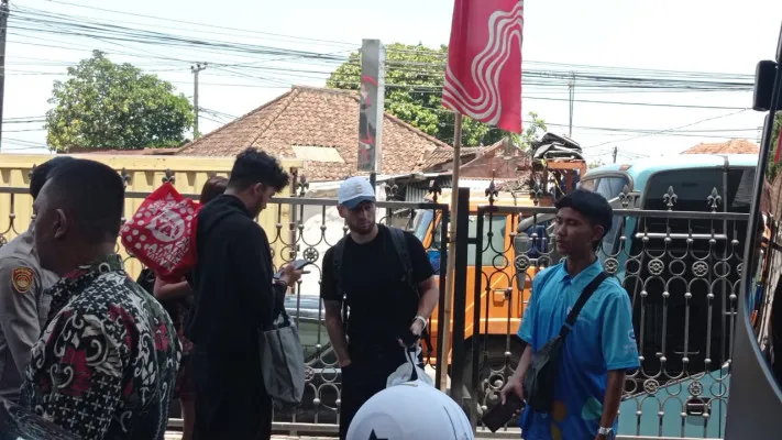 Akibat gempa, Marc Klok (memakai topi) dan ratusan penumpang kereta cepat Whoosh terjebak di Stasiun Padalarang, Bandung Barat, Rabu, 18 September 2024. (Poskota/Gatot)