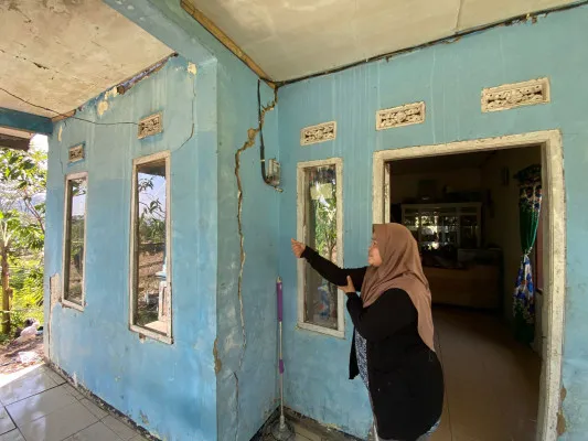 Kondisi rumah yang retak menganga akibat gempa berskala 5,0 magnitudo di Cihampelas, Kabupaten Bandung Barat. (Poskota/Gatot)