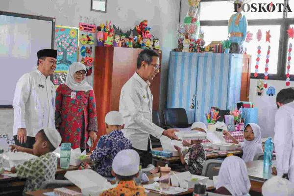 Heru Budi tinjau makan bergizi gratis di SD Negeri Wijaya Kusuma, Grogol Petamburan, Jakarta Barat. (Poskota/Pandi Ramedhan)