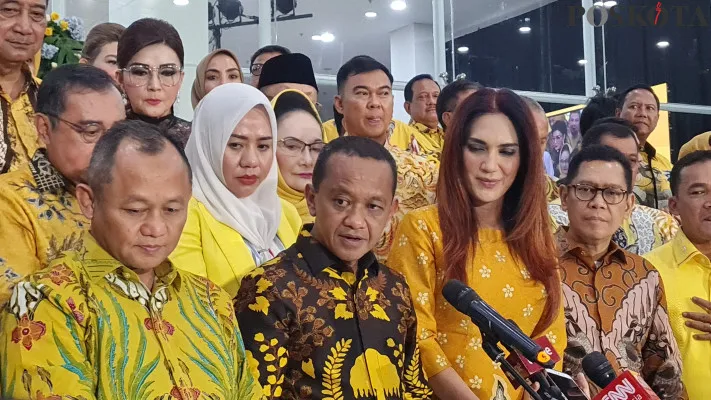 Ketua Umum Partai Golkar Bahlil Lahadalia (kedua kiri). (Poskota/Pandi)