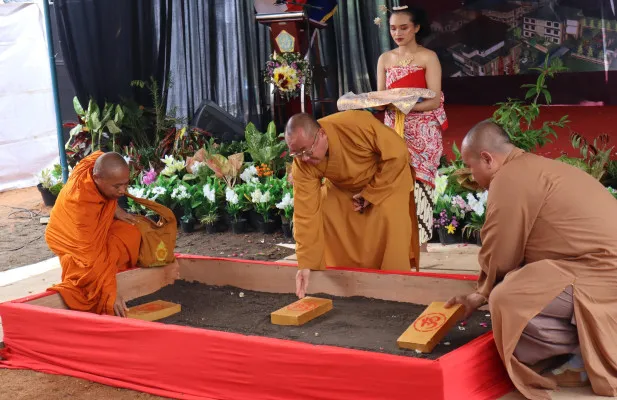 Foto: Pembangunan gedung layanan pendidikan Sekolah Tinggi Agama Buddha Negeri (STABN) Raden Wijaya lakukan peletakan batu pertama (Groundbreaking) yang berlokasi di Mondromino Wonogiri, Jawa Tengah. (Dok. Bimas Buddha)