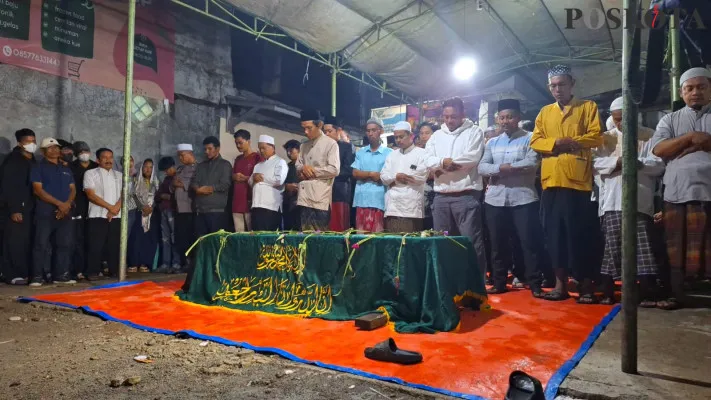 Warga melaksanakan sholat jenazah Muhammad Rizky (19) yang tewas di Kali Bekasi. Jenazah tiba di rumah duka di Bojong Menteng, Rawalumbu, Kota Bekasi, Selasa, 24 September 2024. (Poskota/Ihsan)