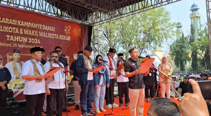 Tiga pasangan calon pada Pilkada Kota Bekasi melakukan deklarasi kampanye damai di alun-alun Kota Bekasi beberapa waktu lalu. (Poskota/Ihsan)