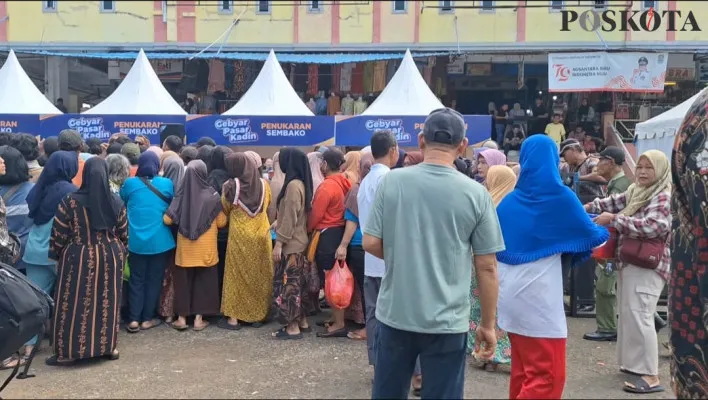 Warga mengantre sembako gratis di Pasar Baru Bekasi, Bekasi Timur, Kamis, 26 September 2024. (Poskota/Ihsan)