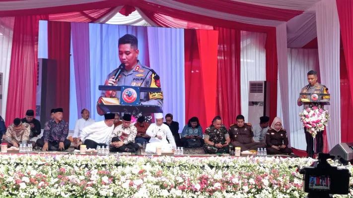 Kapolres Cimahi AKBP Tri Suhartanto saat menyampaikan sambutan di agenda kajian. (Poskota/Gatot Poedji Utomo)