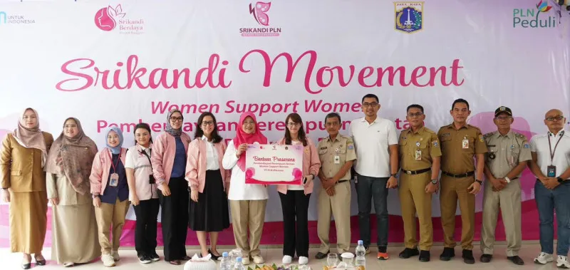 Foto: Srikandi PLN bersama Srikandi BUMN menyerahkan bantuan sarana dan prasarana kepada kelompok Srikandi Berdaya Pondok Ranggon dalam acara Srikandi Movement Women Support Women PLN di RPTRA Pondok Ranggon, Cipayung, Jakarta Timur. (Dok. PLN)