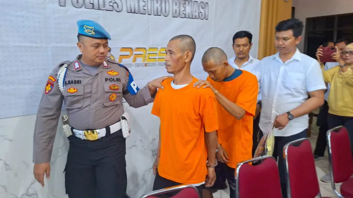 Dua pelaku pencabulan santriwati di Bekasi, S (51) dan MHS (29), saat ditangkap Polres Metro Bekasi. (Poskota/Ihsan)