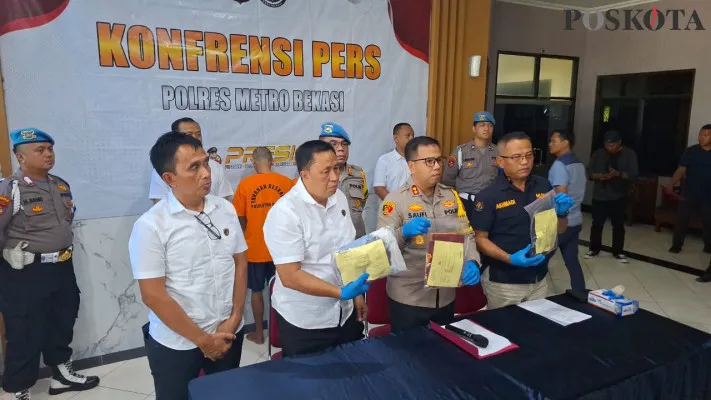 Polres Metro Bekasi saat mengadakan konferensi pers kasus asusila yang dilakukan oleh guru ngaji terhadap santriwati di pesantren, Kabupaten Bekasi. (Poskota/Ihsan)