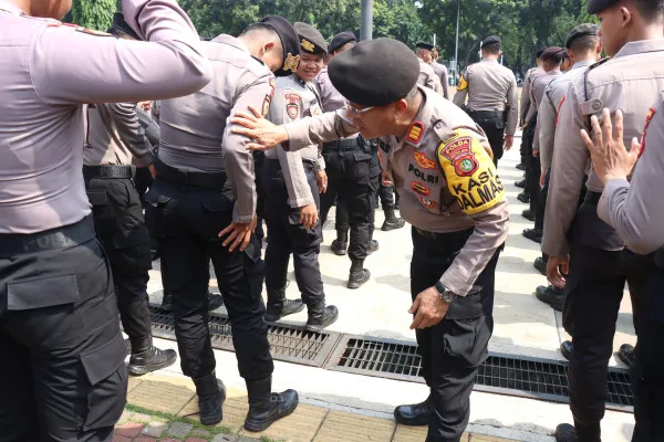 Kapolres Metro Jakarta Pusat, Kombes Susatyo mengecek ribuan personel gabungandalam apel persiapan pengamanan pelantikan anggota parlemen di gedung DPR/MPR RI Jakarta. (Dok. Humas Polda Metro Jaya)