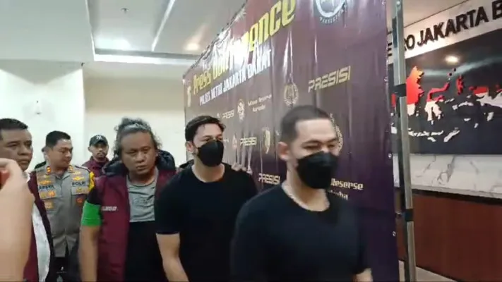 Pesinetron Andrew Andika ditangkap terkait kasus narkoba jenis sabu. (Poskota/Pandi)