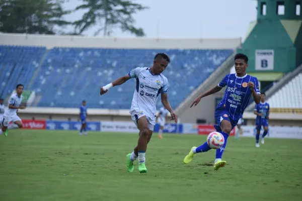 Pemain PSKC Rudiana (putih), dibayangi pemain Persiraja Banda Aceh, dalam lanjutan Liga 2 Indonesia di Stadion Si Jalak Harupat, Rabu, 2 September 2024. (Poskota/Gatot Poedji Utomo)