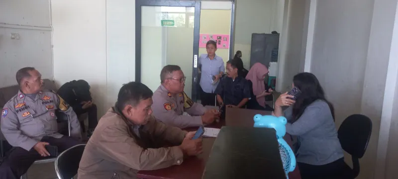 Petugas Polsek Kebayoran Lama memediasi para pelamar kerja yang dimintai uang oleh perusahaan rekrutmen hingga akhirnya uang dikembalikan. (dok. Satreskrim Polsek Kebayoran Lama)