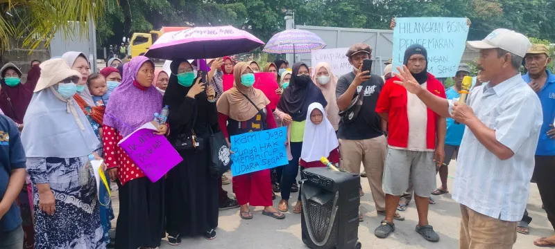 Emak-emak saat melakukan aksi unjuk rasa di depan perusahaan PT Platinum dampak suara bising dan polusi. (Poskota/Rahmat)