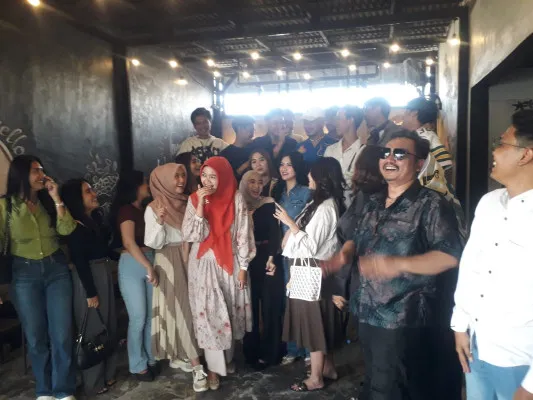 Foto: Puluhan Influencer menemui Calon Wakil Bupati Karawang No urut 1 yakni Gina Fadlia Swara. (Dok. Pribadi)