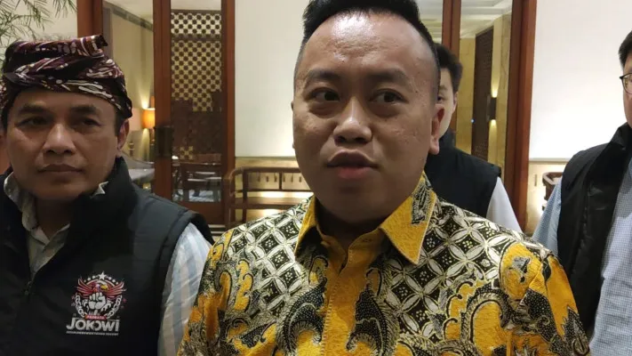 Foto: Ketua Umum Pasbata, David Febrian (batik kuning) bicara mengenai akun Fufufafa viral di media sosial. (Dok. Pribadi)