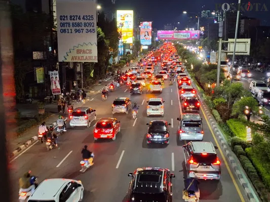 Kemacetan di Jalan Ahmad Yani Kota Bekasi, saat akhir pekan. (Poskota/Ihsan)