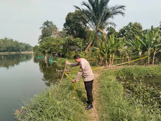 Polisi mengecek lokasi tempat penemuan jasad pria pencari ikan di Situ Pengasinan, Depok. (dok. Polres Metro Depok)