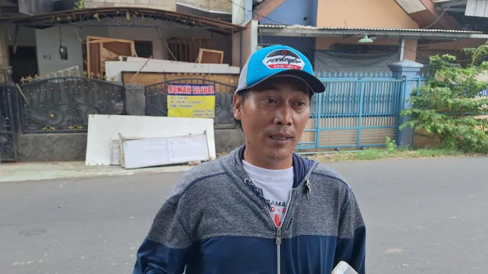 Ketua RT 01, Kayuringin, Bekasi Selatan, Andrianto saat dijumpai di depan rumah atau kantor Harmoni Wedding. (Poskota/Ihsan)