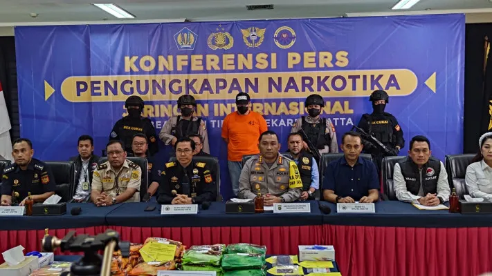 Konferensi pers penangkapan kurir narkoba asal Malaysia. (Poskota/Veronica)