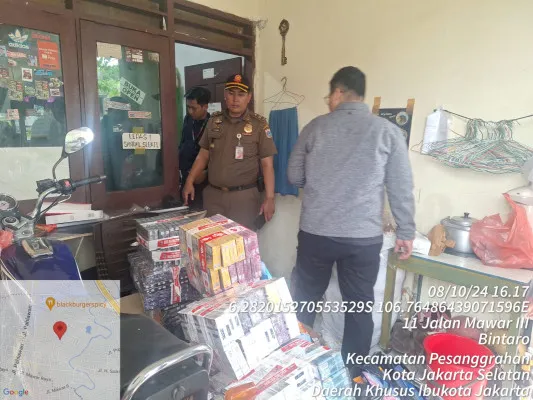 Petugas Kanwil Bea Cukai Jakarta bersama Satpol PP DKI Jakarta melaksanakan operasi pengawasan Barang Kena Cukai Hasil Tembakau (BKC HT) atau rokok ilegal. (dok. Satpol PP)