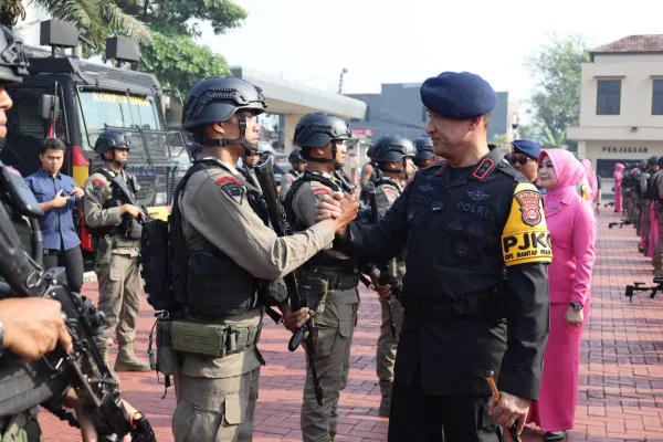 Kapolda Banten Irjen Suyudi Ario Seto memberikan semangat pada personil Brimob yang akan diberangkatkan ke Papua. (dok. Bidhumas Polda Banten)