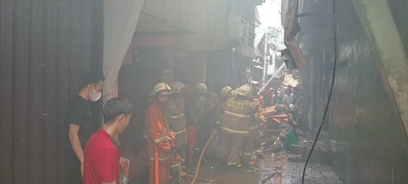 Kebakaran landa rumah padat penduduk di Tambora, Jakbar, Jumat pagi, 11 Oktober 2024. (Dok.Damkar)