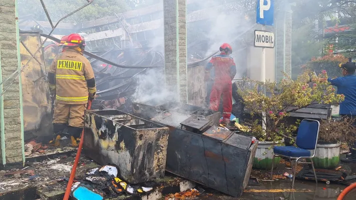 Pendopo kantor Kecamatan Bekasi Selatan terbakar pada Jumat sore, 11 Oktober 2024. (Poskota/Ihsan)