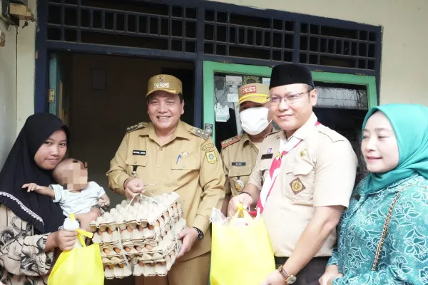 Pj Bupati Bogor melakukan kunjungan kerja ke sejumlah kecamatan untuk meninjau kasus stunting. (dok. Pemkab Bogor)