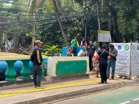 Anggota Reskrim Polsek Tebet melakukan olah TKP temuan bungkusan berisi janin bayi di Jalan Gatot Subroto Jakarta Selatan. (dok. Satreskrim Polsek Tebet)