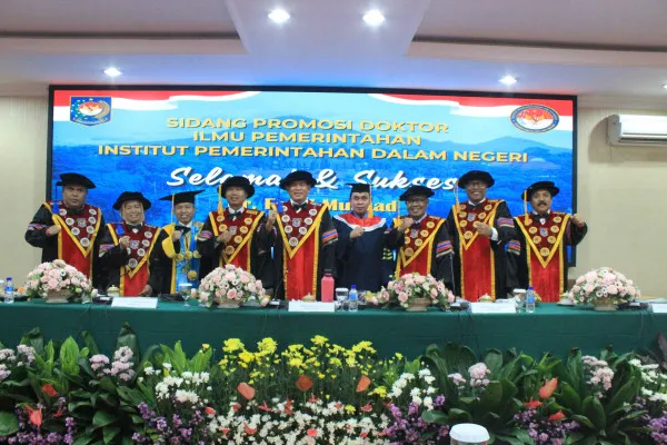 Foto: Kabiro Umum Sekjen Kementerian Agama Fesal Musaad telah menyelesaikan ujian sidang terbuka atau promosi Doktor Ilmu Pemerintahan Sekolah Pasca Sarjana Institut Pemerintahan Dalam Negeri (IPDN). (Dok. Pribadi)