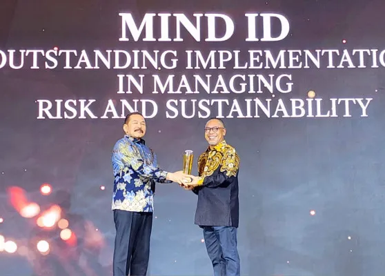 Jaksa Agung RI ST Burhanuddin memberikan kepada MIND ID meraih penghargaan dengan kategori Outstanding Implementation in Managing Risk and Sustainability. (Dok. Humas MIND ID)