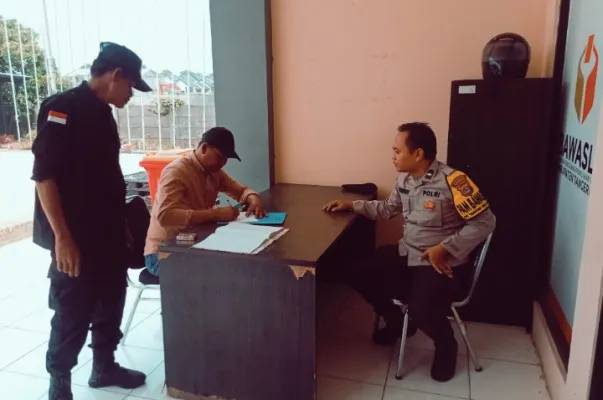 Warga Kecamatan Tigaraksa saat melaporkan Cawabup Tangerang Irvansyah ke Bawaslu Kabupaten Tangerang. (Foto/warga)