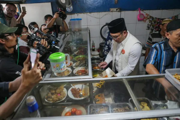 Ridwan Kamil, calon Gubernur DKI Jakarta makan bareng bersama relawan Bang Emil Teman Kita dalam kegiatan Jumat Berkah. (dok. Tim RK-Suswono)