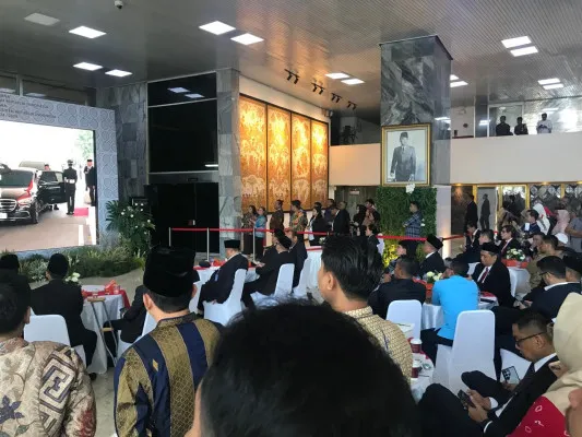 Suasana nonton bareng pelantikan Presiden dan Wakil Presiden di Kompleks Parlemen, Senayan, Jakarta. (Poskota/Rizal)