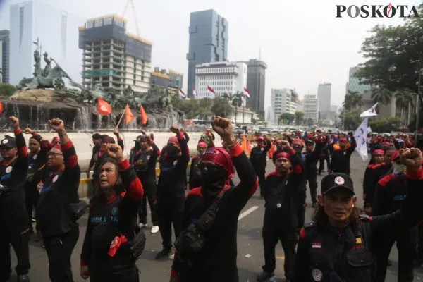 Sejumlah massa yang tergabung dalam serikat buruh berunjuk rasa di kawasan Patung Kuda, Monas, Jakarta Pusat, Kamis, 24 Oktober 2024. (Poskota/Ahmad Trii Hawaari)