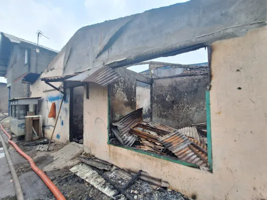 Kondisi rumah kontrakan Faqih dan keluarganya yang ikut hangus terbakar saat api melahap gudang lapak palet di Medan Satria, Kota Bekasi, Rabu, 23 Oktober 2024. (Poskota/Ihsan)