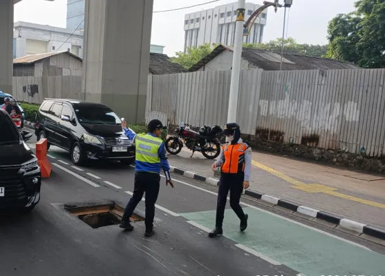 Besi penutup saluran air yang berada di tengah badan jalan atau frontage FO Pancoran di Jalan MT Haryono, Jakarta Selatan, raib dicuri. (Dok. Bina Marga DKI)