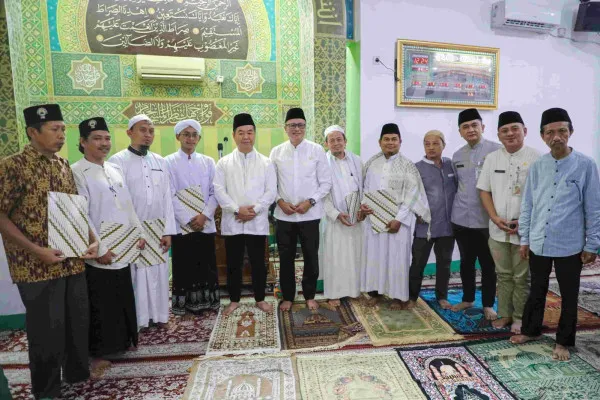 Pj Gubernur DKI Jakarta Teguh Setyabudi mengunjungi sekaligus sholat Jumat di Masjid Al Barokah, Kebon Kacang, Tanah Abang, Jakarta Pusat, Jumat, 25 Oktober 2024. (dok. Kominfotik)