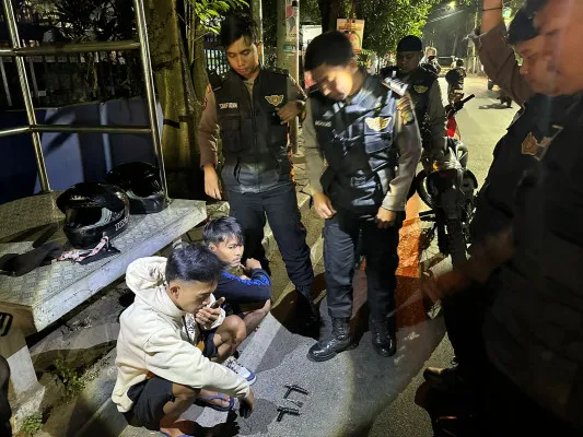 Petugas patroli Polres Metro Tangerang Kota saat mengamankan pelaku curanmor di Kecamatan Karawaci, Kota Tangerang, Jumat, 25 Oktober 2024 malam. (Foto/Polres Metro Tangerang Kota)