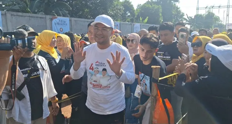 Cawagub Jabar nomor urut 4, Erwan Setiawan saat mengikuti kegiatan gebyar senam sehat di kawasan Rawalumbu, Kota Bekasi, Sabtu, 26 Oktober 2024. (Poskota/Ihsan)