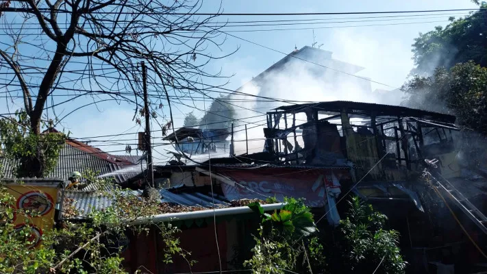 Kondisi rumah warga di Gambir, Jakarta Pusat, yang ludes terbakar setelah dipadamkan petugas Damkar. Api diduga dari korsleting listrik. (dok. Gulkarmat Jakarta Pusat)