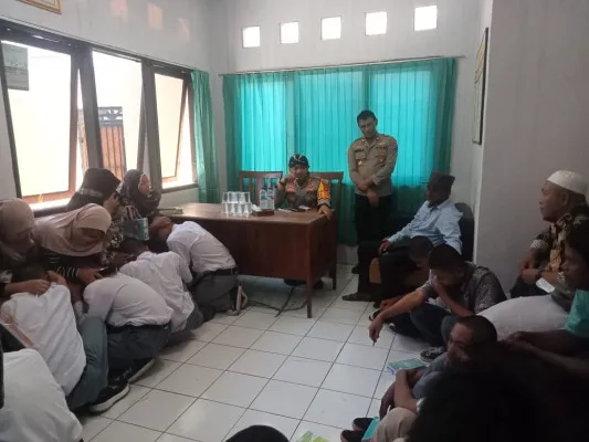 Kapolres Serang AKBP Condro Sasongko saat beraudiensi dengan orang tua pelajar serta guru setelah terlibat tawuran pelajar.(dok. Humas Polres Serang)