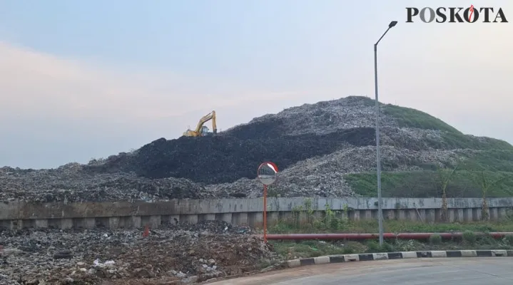 Kendaraan alat berat diterjunkan untuk mengurai sampah yang menggunung di TPST Bantargebang, Minggu, 27 Oktober 2024. (Poskota/Ihsan)