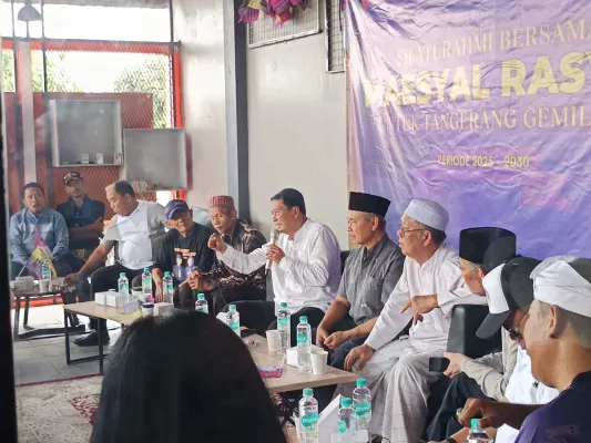 Calon bupati Tangerang nomor urut 03, Maesyal Rasyid saat menemui ratusan warga Desa Karet, Kecamatan Sepatan, Minggu, 27 Oktober 2024. (Dok Tim Paslon Maesyal Rasyid-Intan Nurul atau  Main)