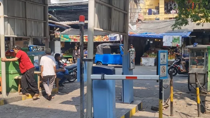 Kondisi parkir di Pasar Tomang Barat, Grogol Petamburan, Jakarta Barat, Senin, 10 Juni 2024. (Poskota/Pandi Ramedhan)