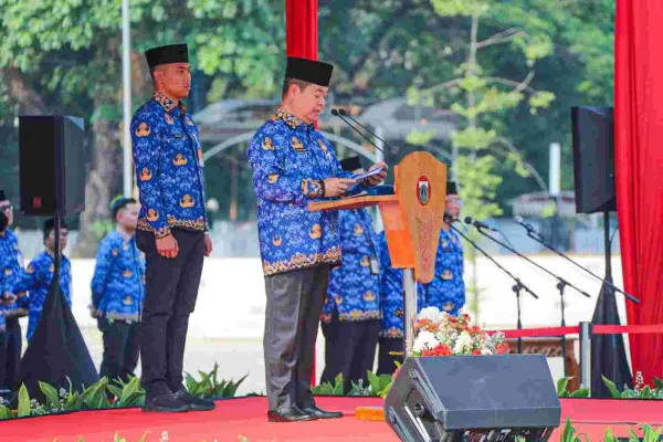 Pj Gubernur Teguh Setyabudi saat menjadi Inspektur Upacara dalam Peringatan Hari Sumpah Pemuda ke-96 Tahun 2024 di Monumen Nasional (Monas), Jakarta Pusat, pada Senin 28 Oktober 2024. (Dok. Kominfotik)